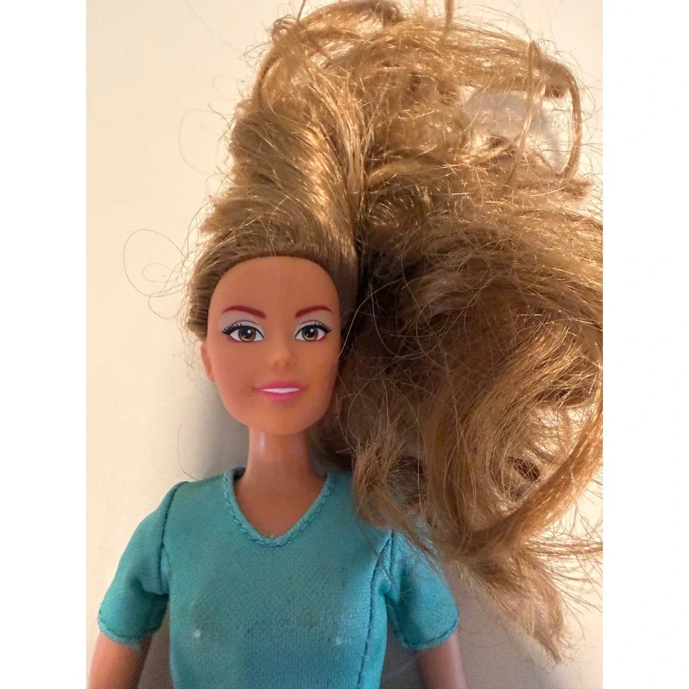MGA Entertainment 576031 Fashion Doll Teal Medical Scrubs Brunette 11 Inch